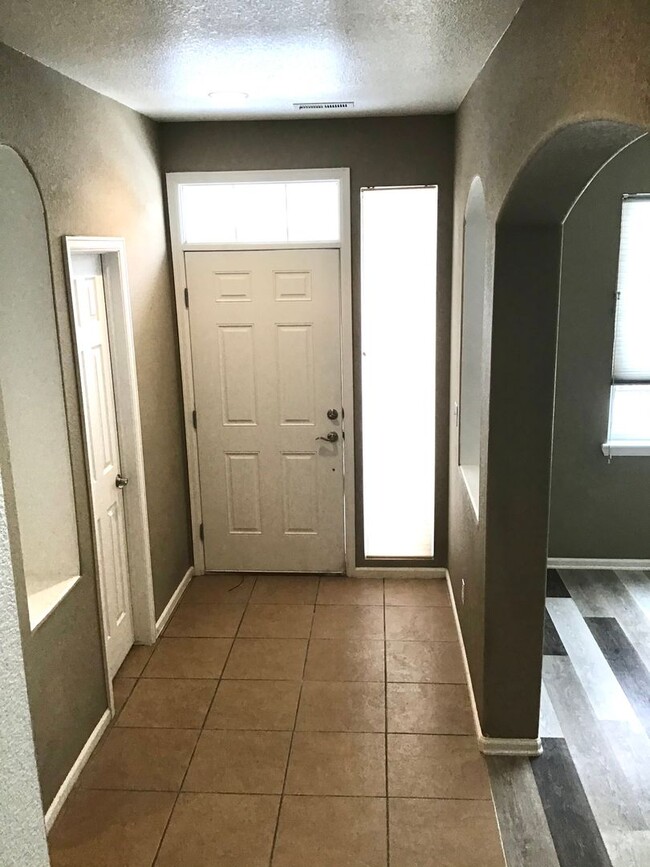 Building Photo - 3 bedroom 2.5 Bath Town home for rent at C...