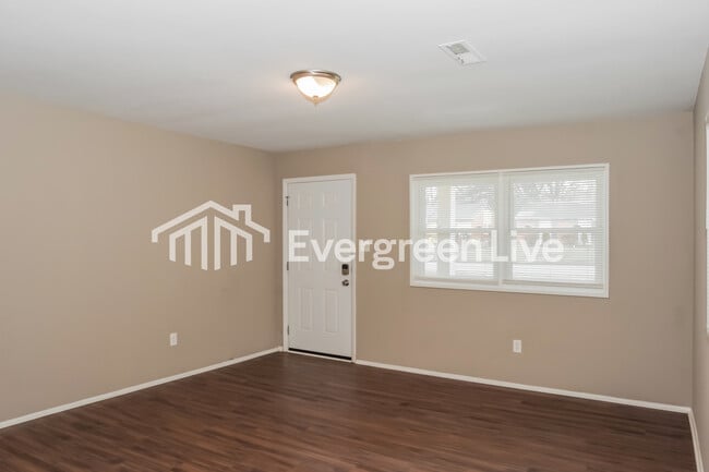 Building Photo - 1004 8th Ave SW