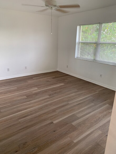 Building Photo - 5250 Chiquita Blvd S
