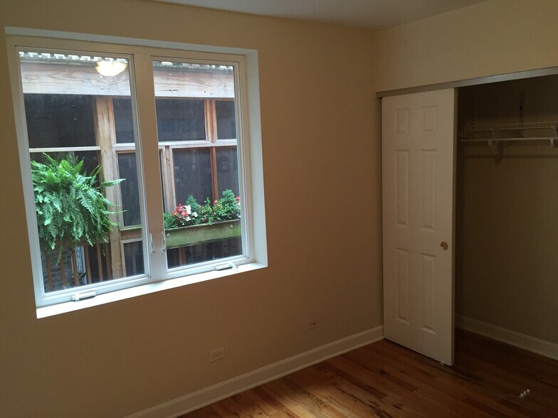 Building Photo - 2217 W Farwell Ave