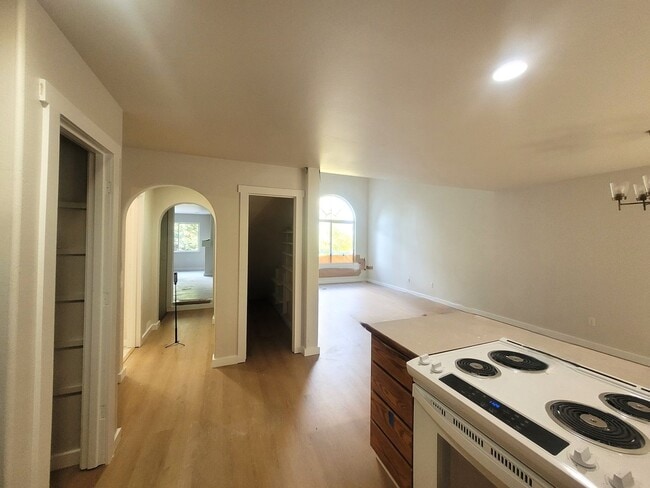 Building Photo - Spacious Four Bedroom Home with Bonus Room - Toledo St