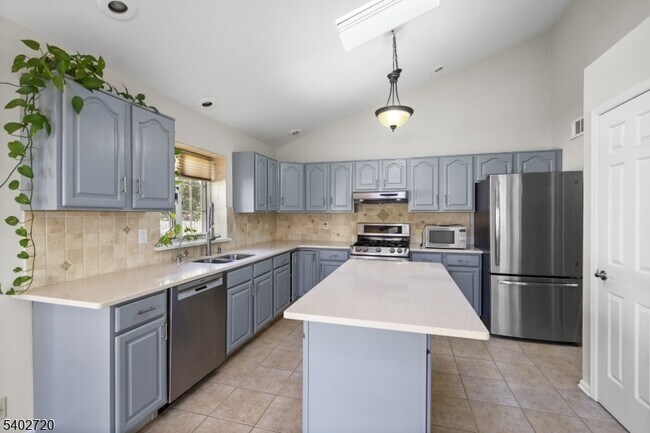 Building Photo - 6 Hoagland Ct