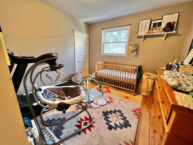 Building Photo - Update 4 Bed 2 Bath House in Old Town! Ava...