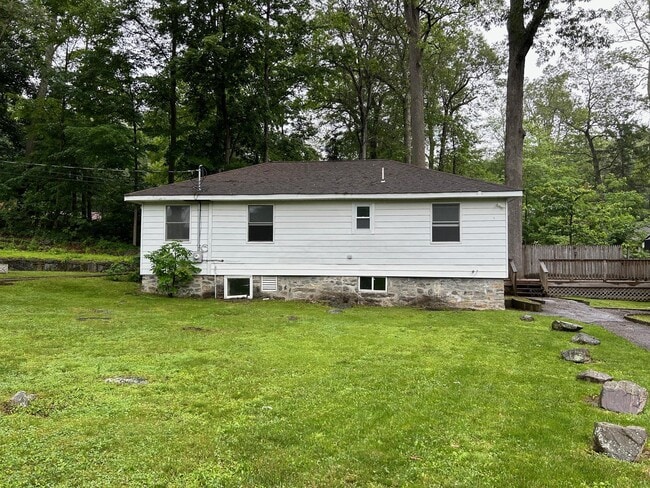 Building Photo - 4 Elm Way