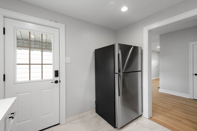 Building Photo - Stunning 2 bedroom home in Ambridge available July 1!