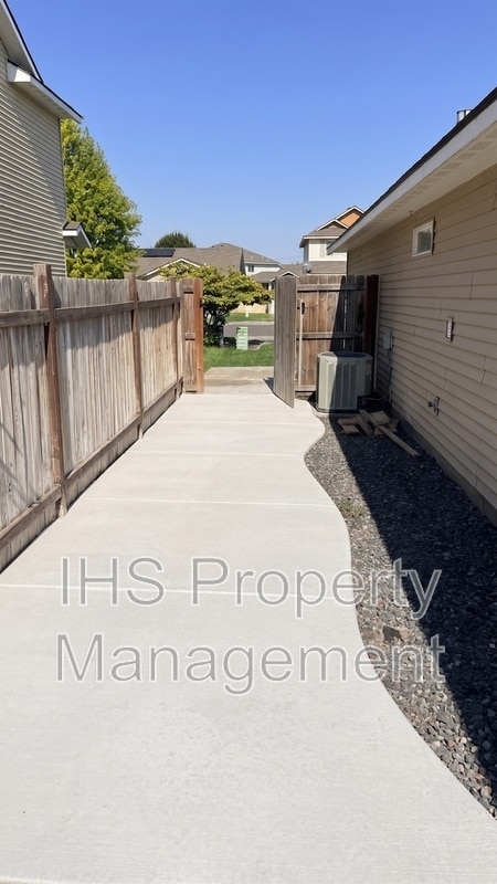 Building Photo - 5709 Sidon Ln