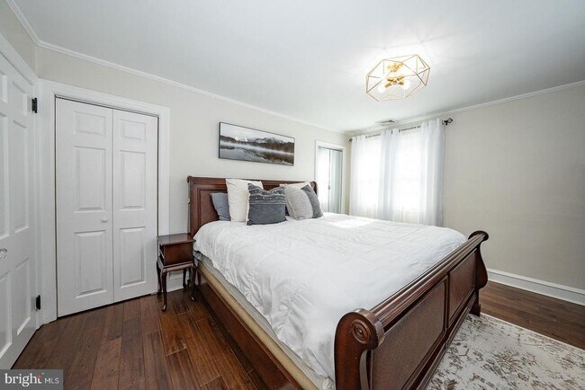 Building Photo - 227 E Hathaway Ln