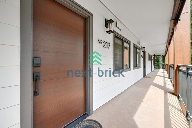 Building Photo - Bright & Remodeled Bellevue Condo | Steps to Downtown | Garage Included