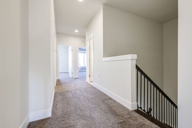 Building Photo - Updated 3br/2.5ba Condo Townhome Alexandria Walk to Metro