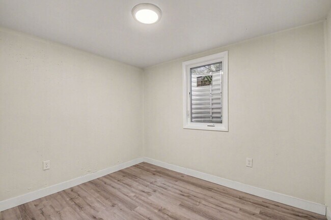 Building Photo - Students Welcome!! Updated 6 Bedroom, close to campus!! Flexible Move In Date (May, June, July or...