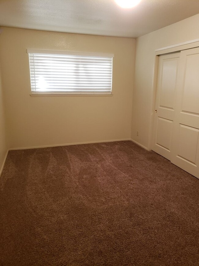 Building Photo - 3 bedroom home w/ large shop & office space!