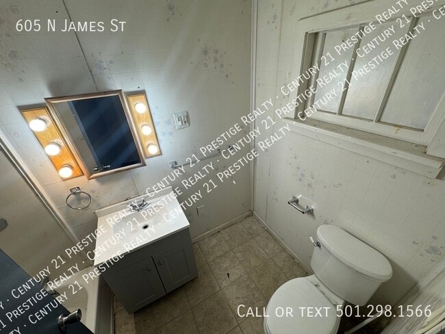 Building Photo - 605 N James St