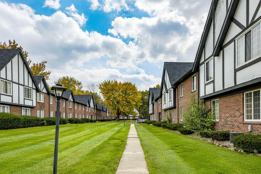 Primary Photo - The Crossroads At Southfield Apartments