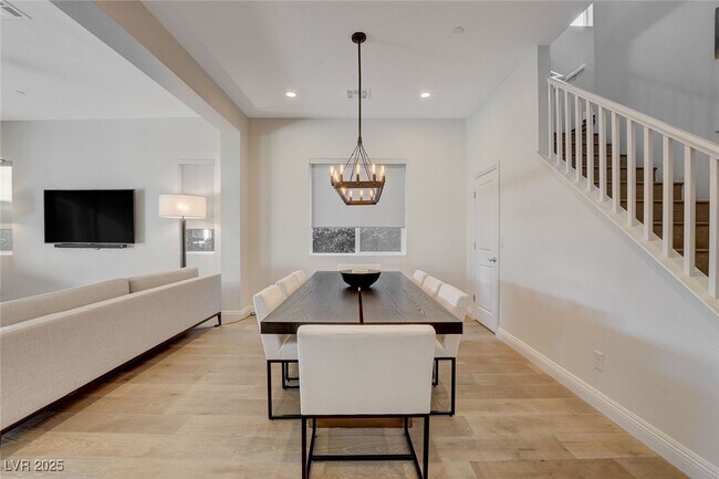 Building Photo - 2567 Speyburn Ave