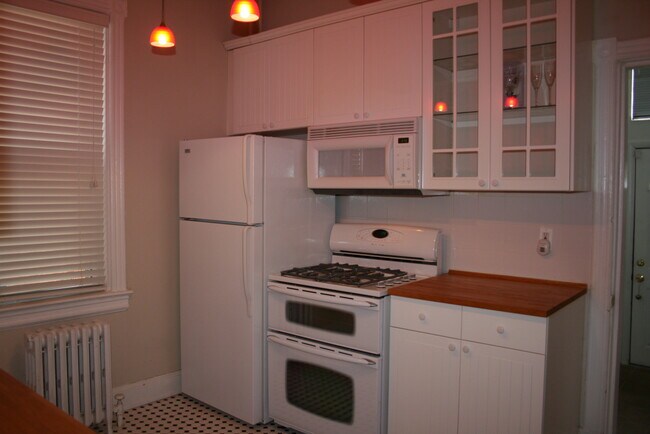 Kitchen, Counter 2 - 426 Shepherd St NW