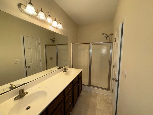 Building Photo - Beautiful 4 bedroom, 2 bath house