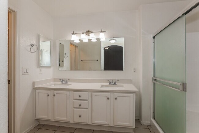 Building Photo - 118 W Tumbleweed Ct