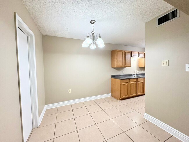 Building Photo - 403 Fox Run Ave