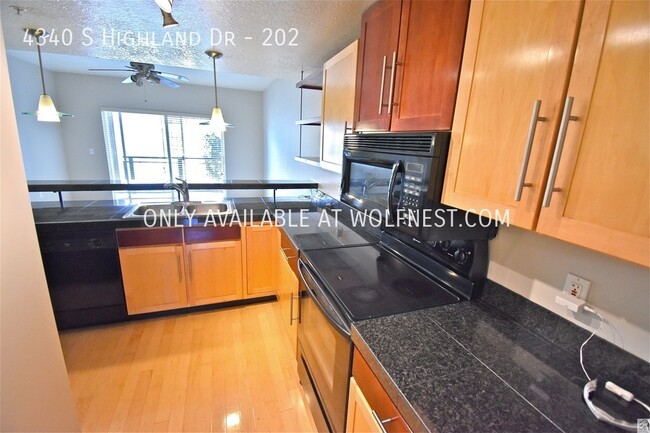 Building Photo - Beautiful 2 Bedroom Holladay Condo!