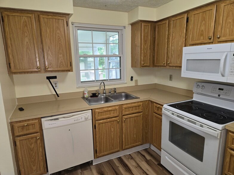 Building Photo - 7857 Cobdon Ave