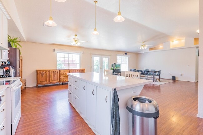 Building Photo - Conveniently located 3 Bedroom, 2 bath