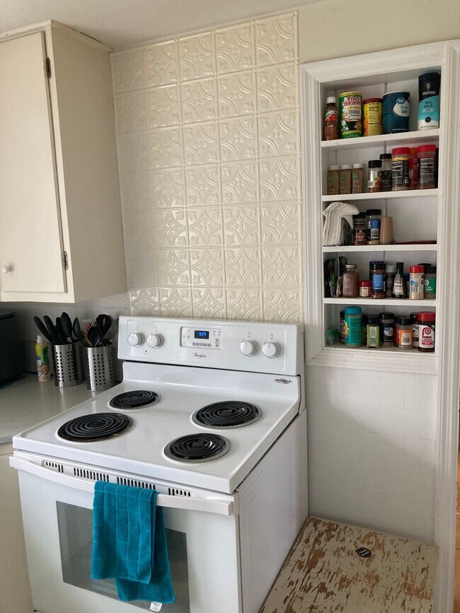 Building Photo - 3 bedroom, 1 bath House: Available August ...