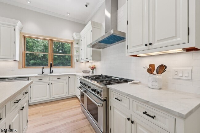 Building Photo - 5 Shores Rd