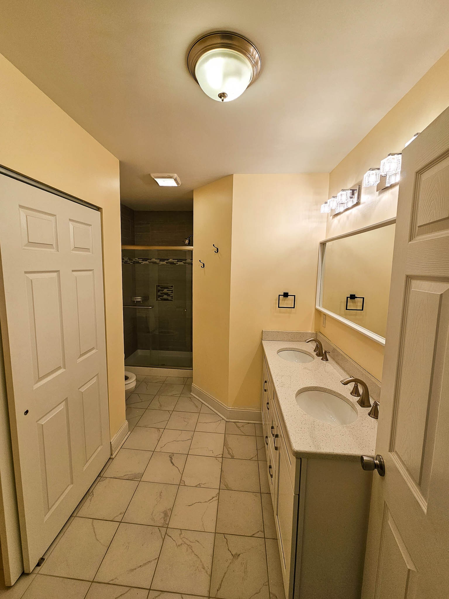 Building Photo - 389 W 4th Ave