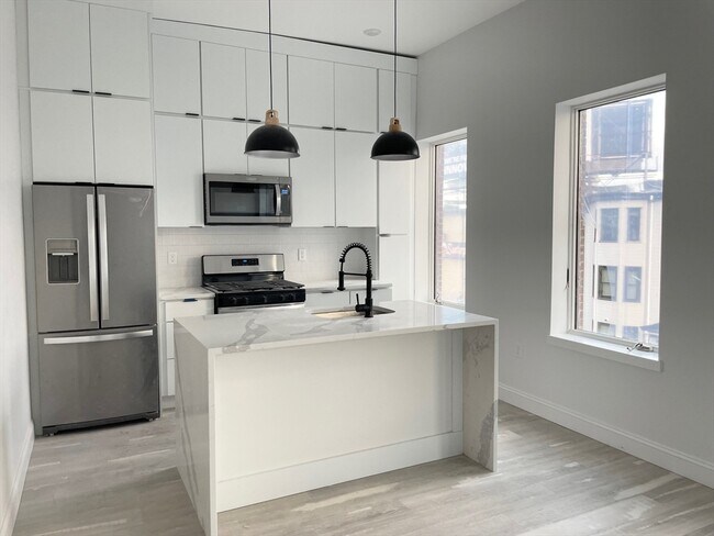 Building Photo - 108 Chelsea St