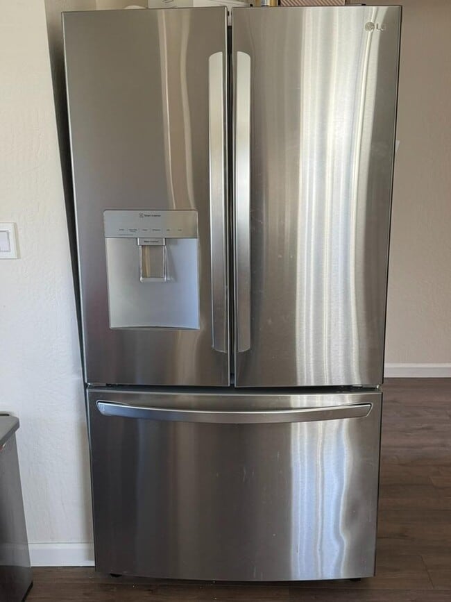 Building Photo - 830 W 12th St