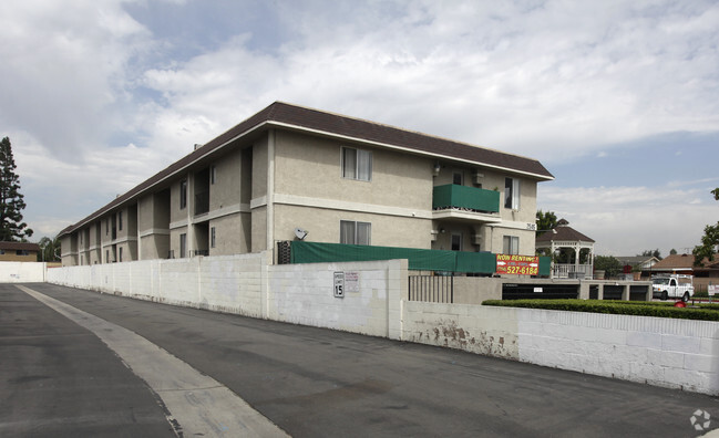 Building Photo - Wildwood Apartments