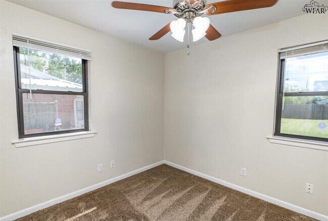 Building Photo - 4004 Hooper Dr
