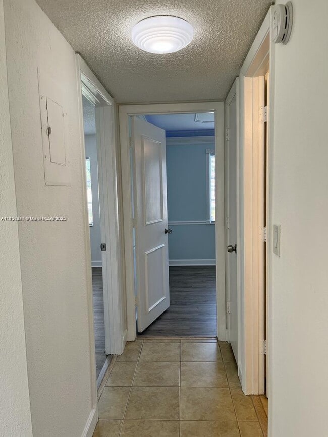Building Photo - 406 Lakeside Dr