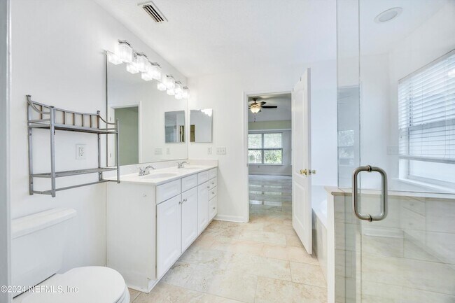 Building Photo - 657 MacKenzie Cir