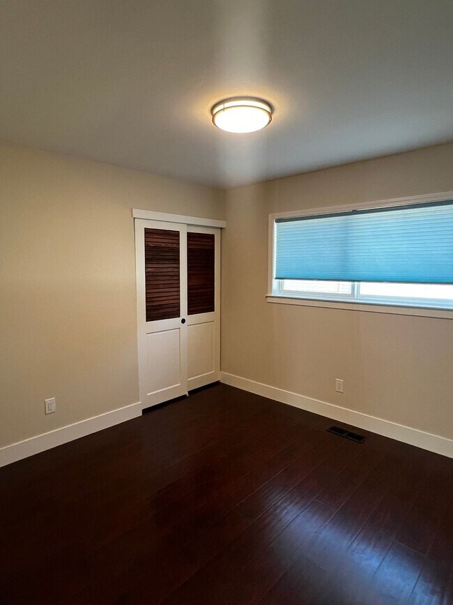 Building Photo - Remodeled Single Story 3 Bedroom/2 Bathroo...