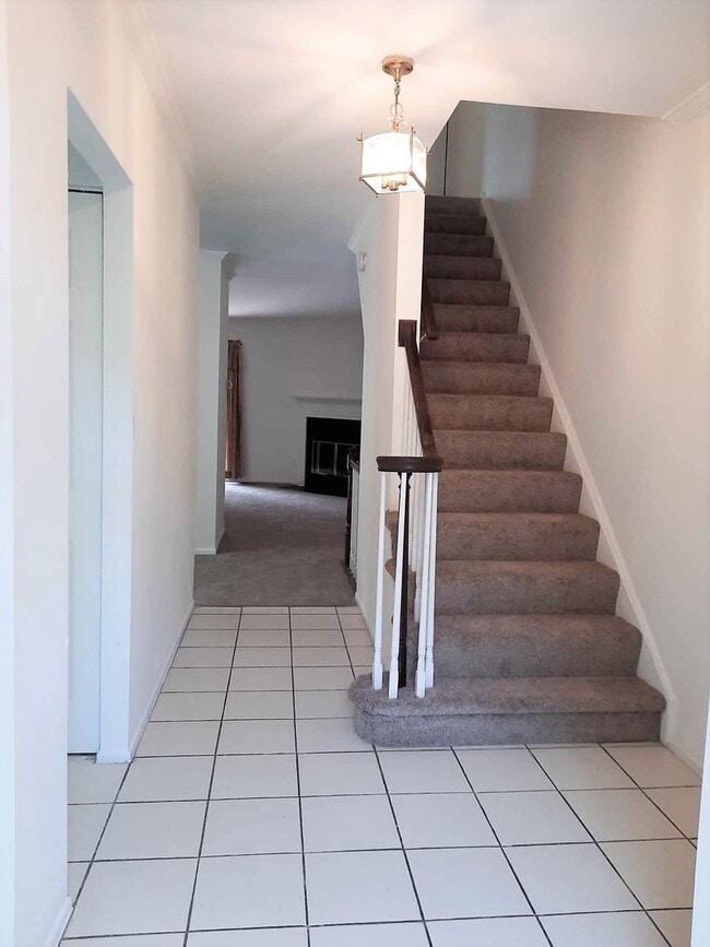 Building Photo - Delightful 4BR TH in highly desired Chapel Hill community of Lutherville Timonium