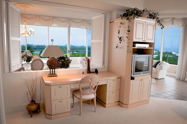 Building Photo - Luxury Seasonal or Annual Rental in the Prestigious Grand Bay Community – Longboat Key