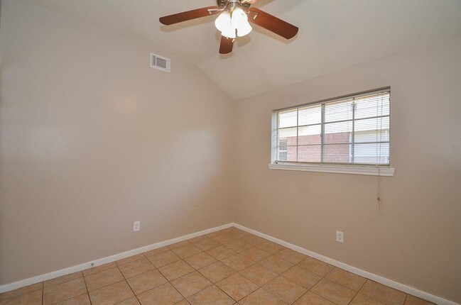 Building Photo - 6327 Drake Elm Dr