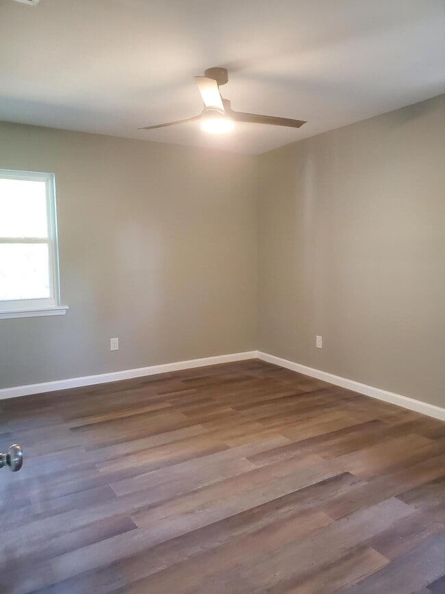 Building Photo - 3353 Tanglewood Dr