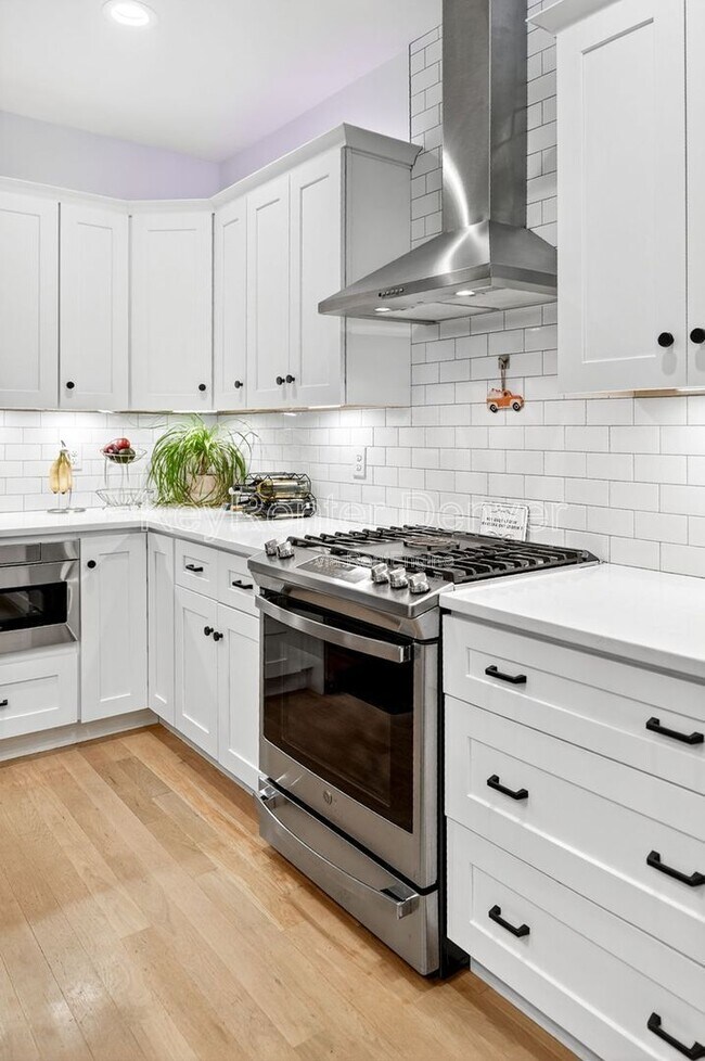 Building Photo - 1299 Newton St