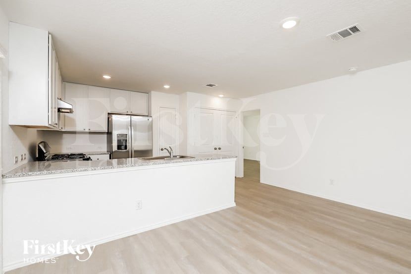 Building Photo - 10407 McClintock Dr