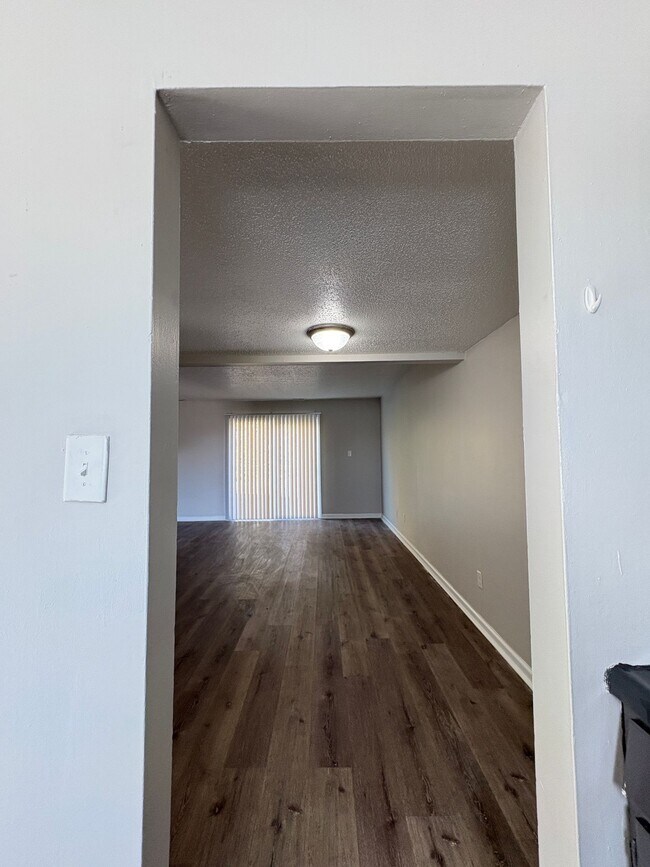 Building Photo - Remington On Rockville Living