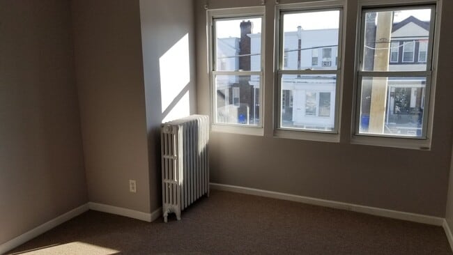 Building Photo - Immaculate Unit - Oak Lane