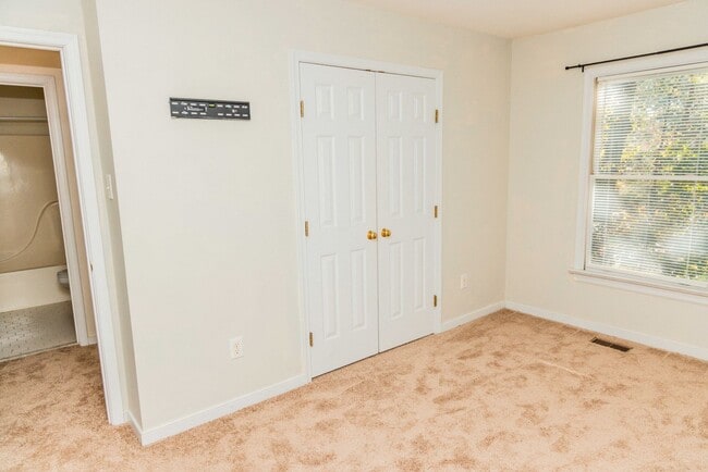 Building Photo - Lovely 3 bedroom, 2.5 Bathroom townhouse s...