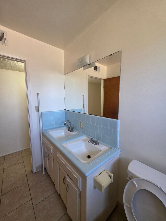 Building Photo - Spacious Home!!