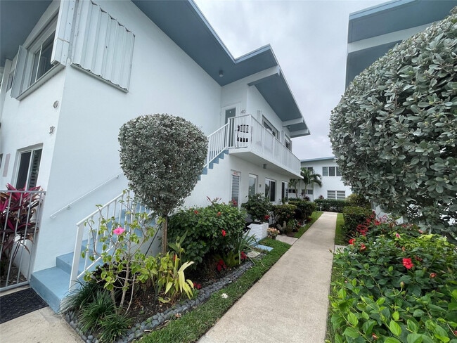 Building Photo - 425 Bayshore Dr