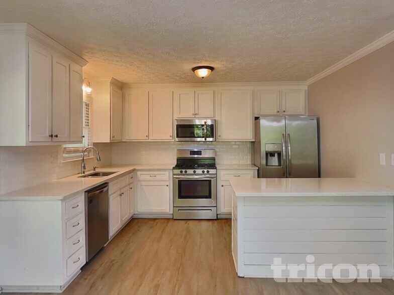 Building Photo - 2590 Mountain Brook Rd