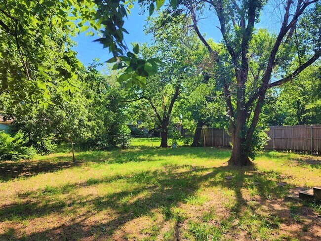 Building Photo - 2 Bed 1 Bath Plus Bonus Living/Office Cottage Style Home-The Village NW OKC