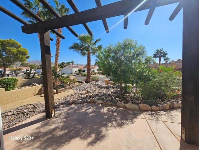 Building Photo - LARGE 3BED/2 BATH IN A COUNTRY CLUB SETTTING