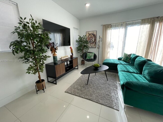 Building Photo - 302 NW 11th Ct